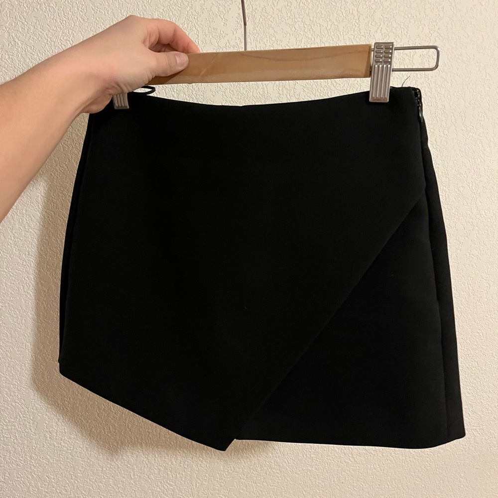 Black Zara asymmetric skort